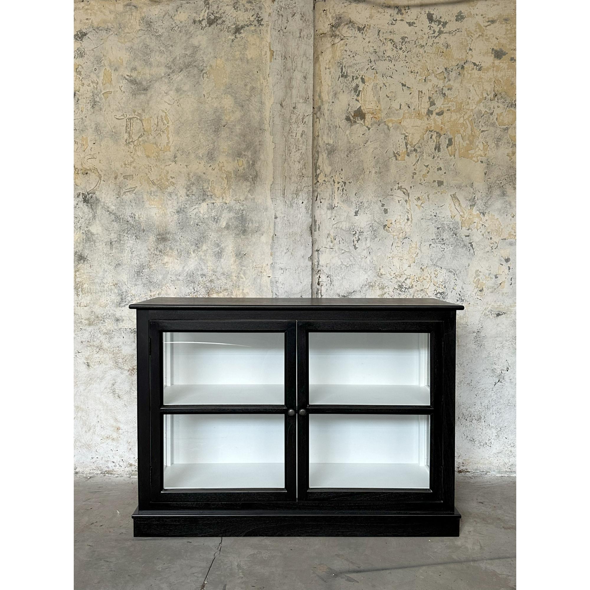 Let og elegant skænk med en højde på blot 85 cm. 