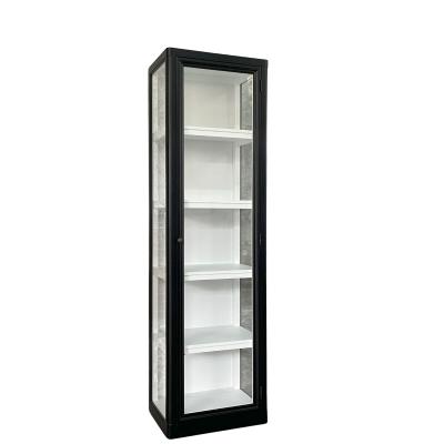 Sort højt smalt vitrineskab med glas i siderne og glaslåge fra by Hornsleth