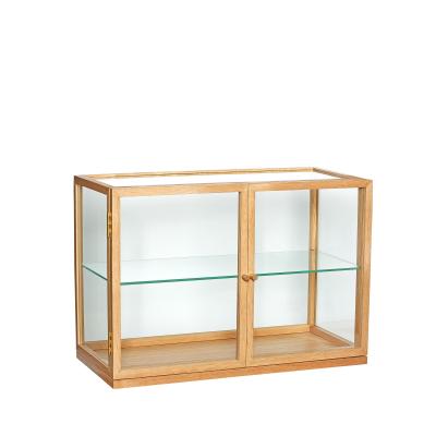  Poetic Udstillingsmontre Large Natur fra Hübsch Interiør i Glas, MDF, Egetræsfiner, Egetræ (Varenr: 882006)