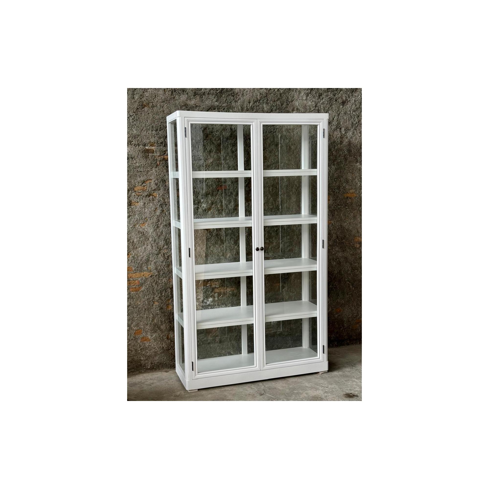 Hvidt højt vitrineskab med glas på alle 4 sider