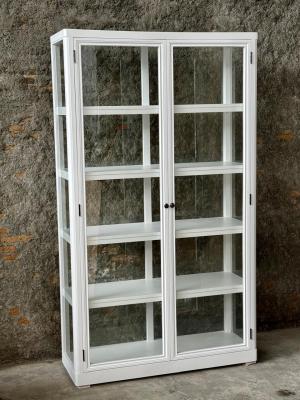 Hvidt højt vitrineskab med glas på alle 4 sider