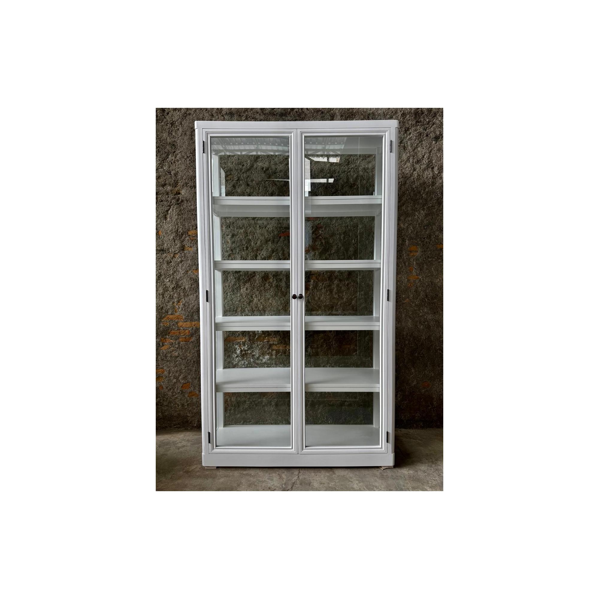 Hvidt højt vitrineskab fra by Hornsleth med glas hele vejen rundt