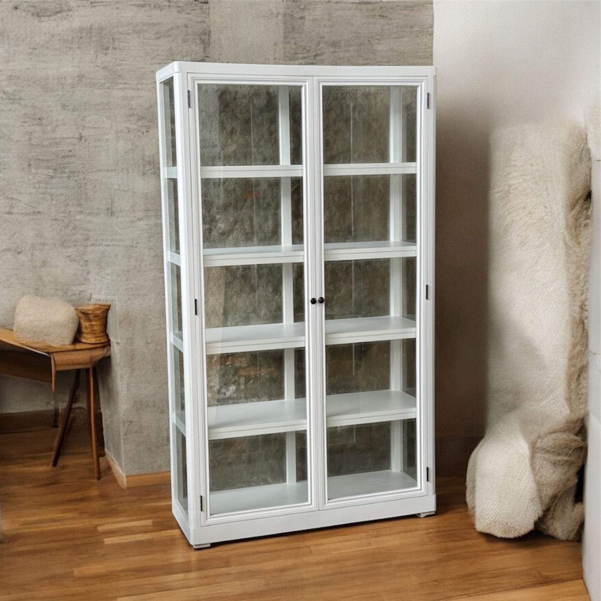 Hvidt vitrineskab med glas i alle 4 sider.