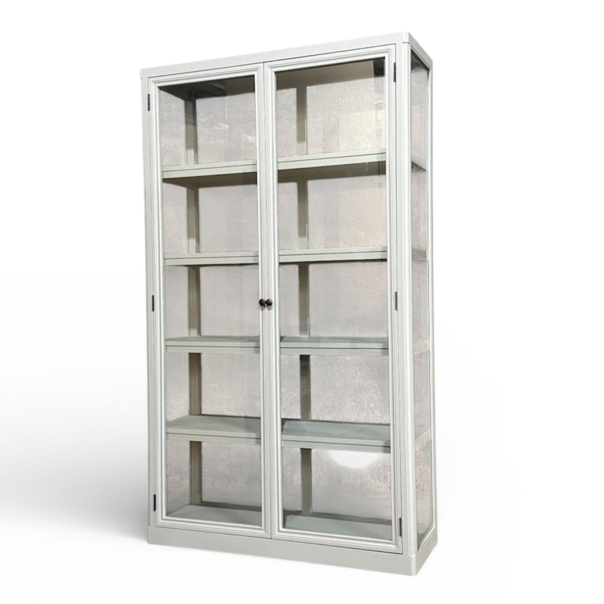 Vitrineskab i farven grå med glas hele vejen rundt