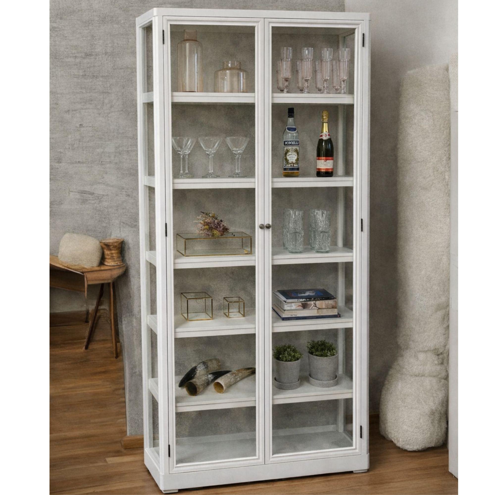 Hvidt højt vitrineskab med glas hele vejen rundt og 5 hylder