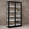 Sort vitrineskab med glas på alle sider og 5 hylder