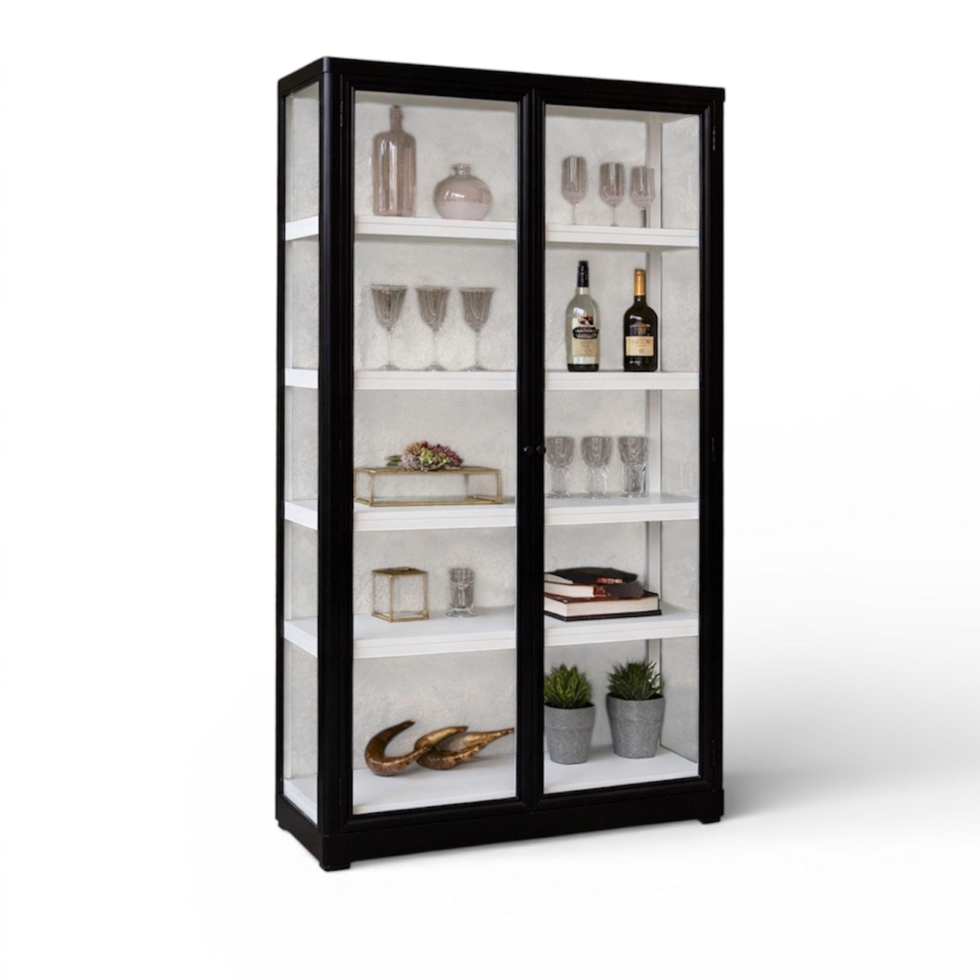 Et sort samlet vitrineskab med glaslåger og glas i siderne. fra by Hornsleth