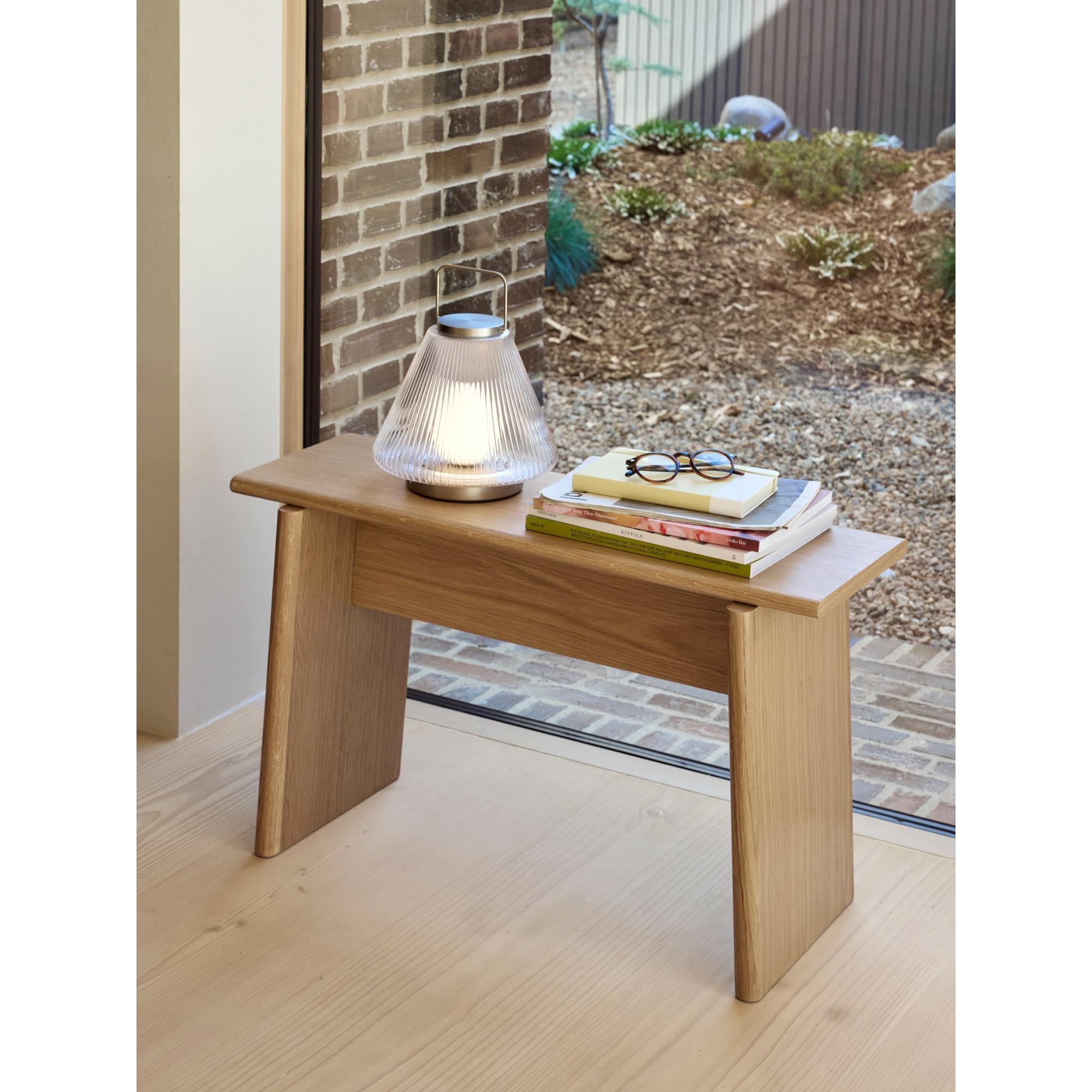 Baenk skammel i eg brugt som sidebord med lampe og bøger