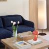 Skak sofabord i stuen med lampe og bøger