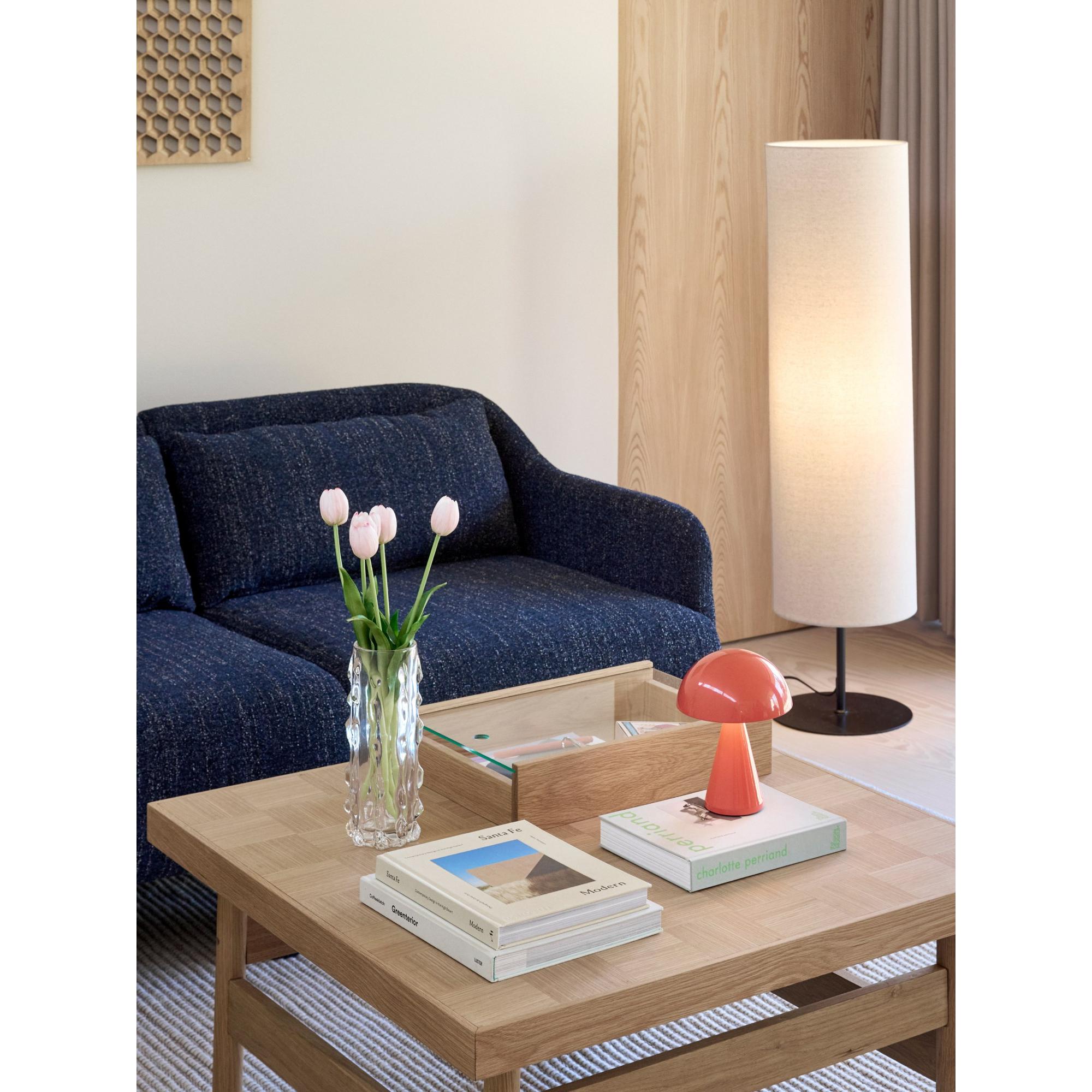 Skak sofabord i stuen med lampe og bøger