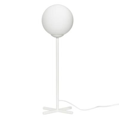 Hvid bordlampe i metal fra Hübsch interior. 890705
